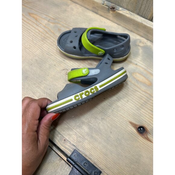 C7 Crocs Bayaband Sandals Kids Grey/Green - Picture 5 of 6